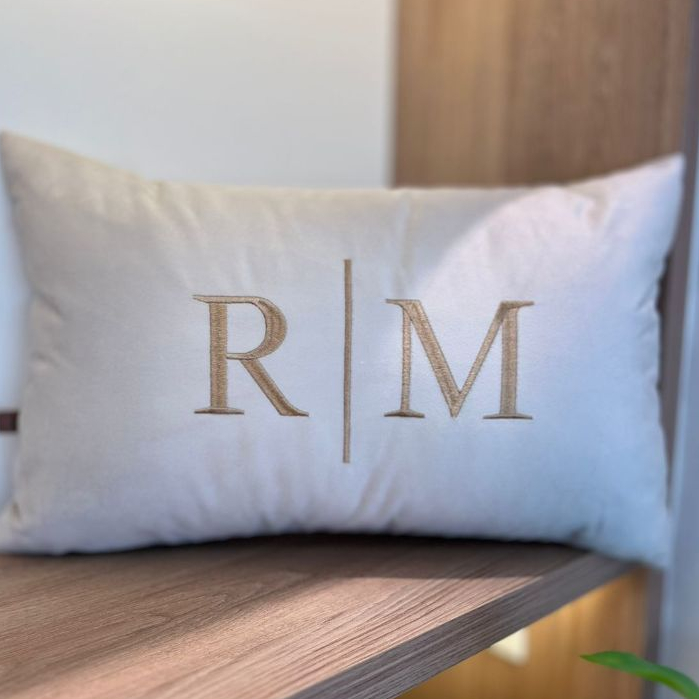 Almofada Personalizada INICIAL | INICIAL Casal Bordada (01 UNIDADE) 50x30 Com Enchimento Cama Posta
